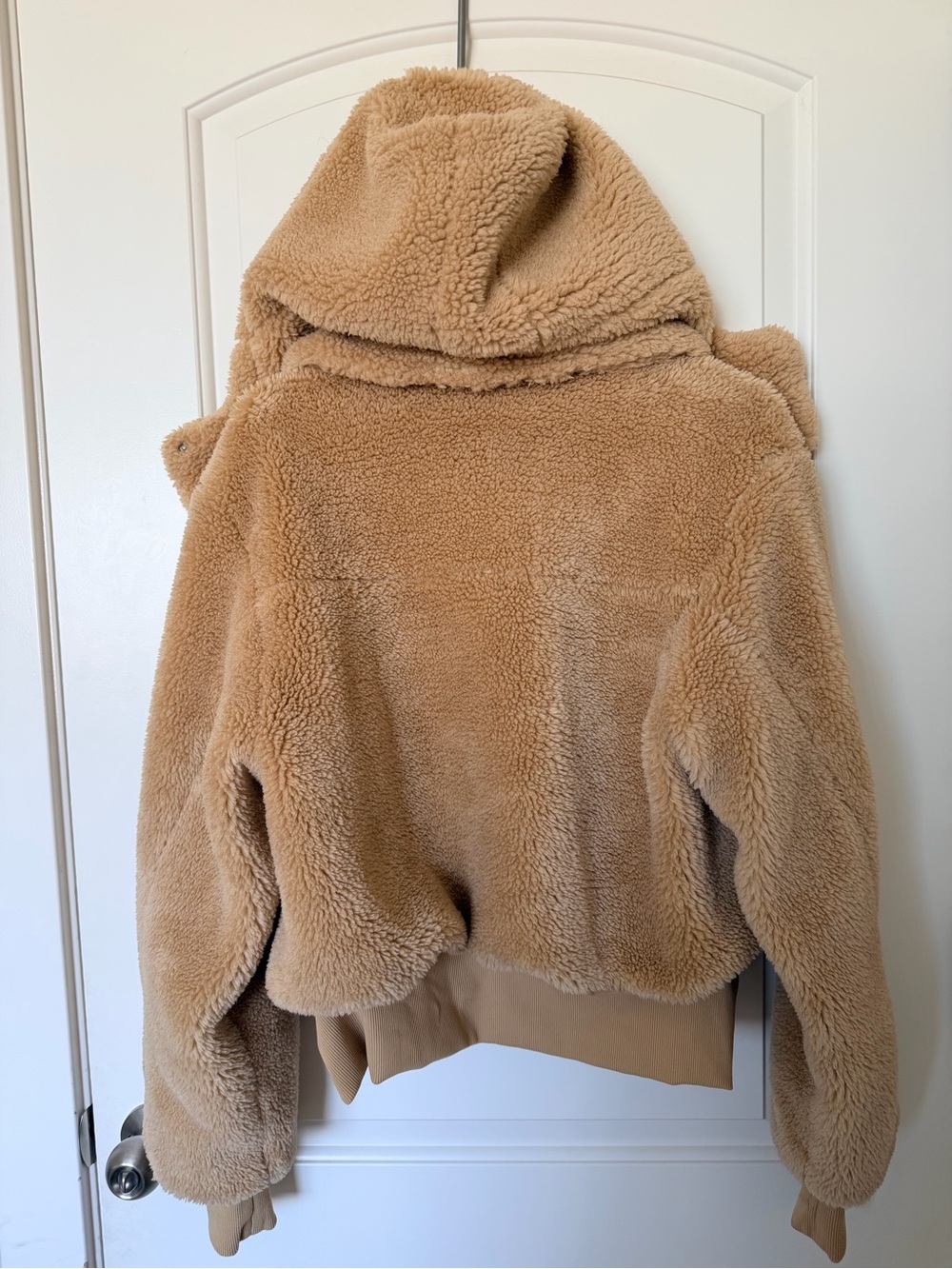 ALO Foxy Yoga Sherpa Jacket in Camel - Picture 5 of 8